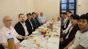 Dündar, Doğu Türkistanlı Öğrencilerle İftarda Buluştu