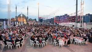 ENGELLİ VATANDAŞLAR TAKSİM MEYDANI'NDA İFTARDA BULUŞTU