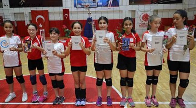 FİLENİN MİNİK SULTANLARI ANNELERİYLE VOLEYBOL OYNADI