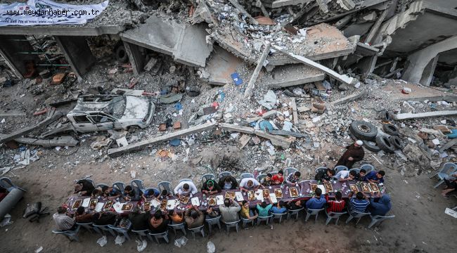Filistinliler, Gazze'de yıkılan evlerin arasında iftar yaptı