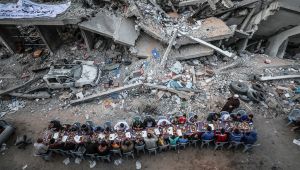 Filistinliler, Gazze'de yıkılan evlerin arasında iftar yaptı