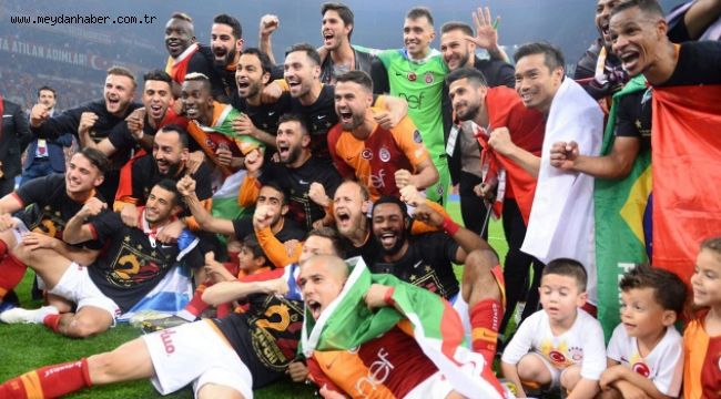 Galatasaray krizler arasında çifte kupaya ulaştı