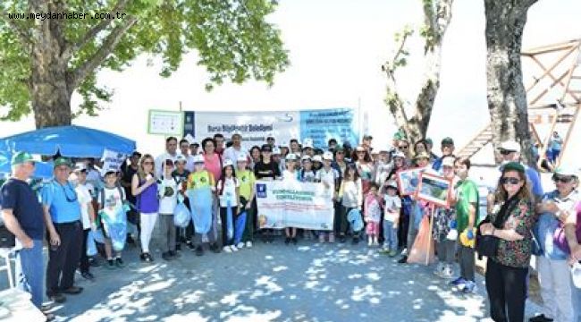 Gönüllü çevrecilerle sahil temizliği