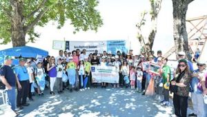 Gönüllü çevrecilerle sahil temizliği