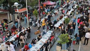 HEP BİRLİKTE ORUÇLARINI AÇTILAR