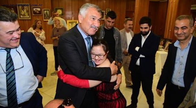 Konsere biletle değil, kitapla geldiler