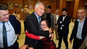 Konsere biletle değil, kitapla geldiler