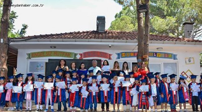 Küçüklerin mezuniyet sevinci
