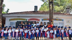 Küçüklerin mezuniyet sevinci