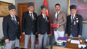 MENEMENLİ GAZİLER BAŞKAN GÜRBÜZ'Ü ZİYARET ETTİ