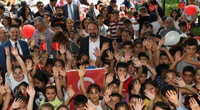 MİNİKLERDEN RENKLİ YILSONU GÖSTERİSİ