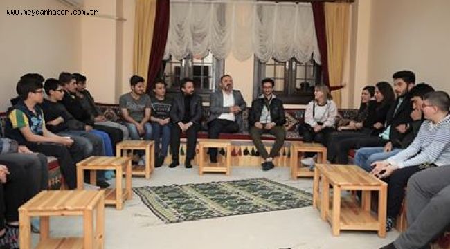 SİNCAN BELEDİYE BAŞKANI MURAT ERCAN MİLLET KIRAATHANESİ'NDE GENÇLERLE BİRLİKTE İFTAR YAPTI