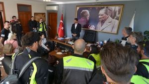 YUNAN MOTOSİKLET TUTKUNLARI FOÇA'DA MOLA VERDİ