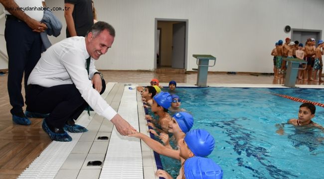 BAŞKAN TABAN YÜZME KURSUNDA MİNİK KULAÇLARLA BULUŞTU
