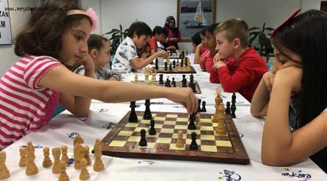 BAŞKENTLİ MİNİKLERİN SATRANÇ TURNUVASI NEFES KESTİ…