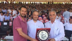 Demokrasiye katkılarından dolayı Turan Hançerli'ye anlamlı ödül