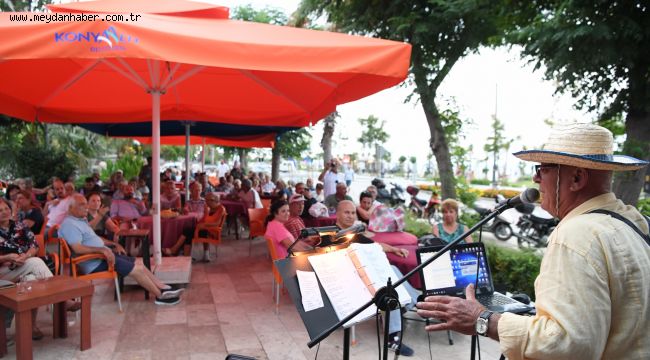 Emekli Kahvesi'nde müzik dinletisi