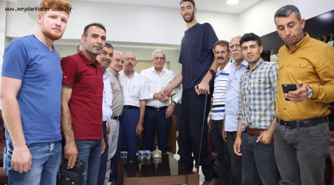 En uzun insan Sultan Kösen, Eşbaşkan Türk'ü ziyaret etti