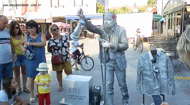 FOÇADA SREBRENITSA KATLİAMINA CANLI HEYKELLE ANMA