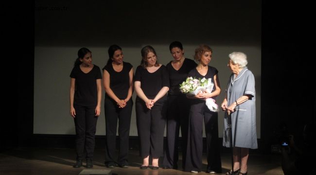 İlk Kurşun Anıtı'nın heykeltıraşı Turgut Pura tiyatro sahnesinde