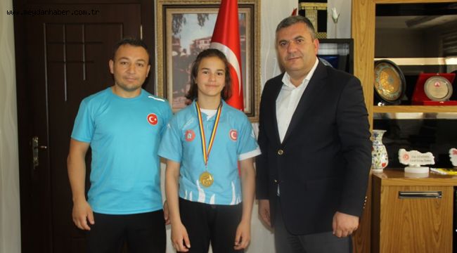 Madalyasını Başkan Demirbaş'a Getirdi