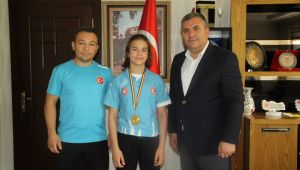 Madalyasını Başkan Demirbaş'a Getirdi