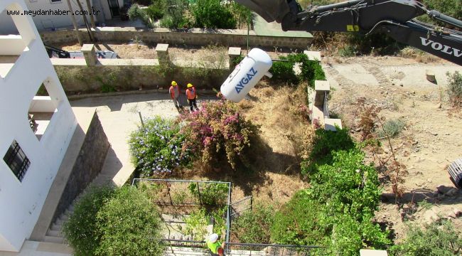 YAKAKÖY'DEKİ KAÇAK BİNA YIKILDI