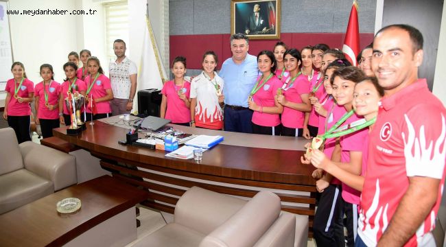 Adana Çim Hokeyi Spor Kulübü'ne Büyükşehir'den ulaşım desteği