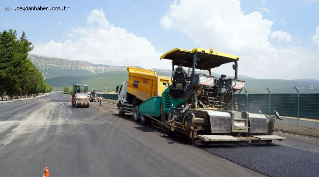 Bağlantı Yollarına Sıcak Asfalt Büyükşehir Belediyesi, Arslanbey Parkı yanından geçen ve Kuzey Çevre Yolu'na bağlantı sağlayan arterde asfalt çalışması başlattı.