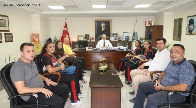 BAŞKAN AKIN MİLLİ HENTBOLCULARIN KANPINA UĞRADI