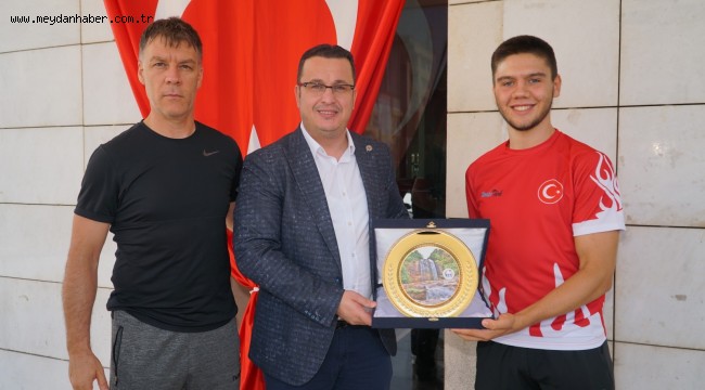 Başkan Kanar'dan Milli sporcuya coşkulu karşılaşma                                                        