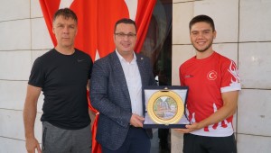 Başkan Kanar'dan Milli sporcuya coşkulu karşılaşma                                                        