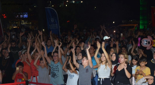 Bursa Büyükşehir Belediyesi'nin halk konserlerinde sahneye çıkan müziğin sevilen ismi Vedat Bilir, Gemlik ve Mudanya'da şarkılarıyla mest etti.