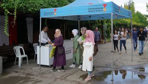 Büyükşehir Öğrencileri Karşılıyor Büyükşehir Belediyesi, Sütçü İmam ve İstiklal Üniversitelerine kayıt yaptırmaya gelen öğrencileri karşılıyor. Kurulan stantlarda öğrencilere şehir ile ilgili bilgi paylaşımının yanı sıra ikramlar da yapılıyor.