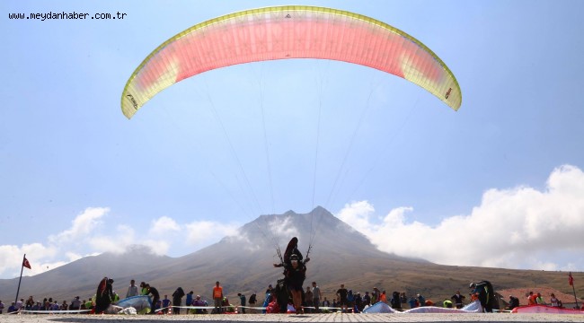 Dünya Yamaç Paraşütü Şampiyonası Hasan Dağı'nda yapılıyor.
