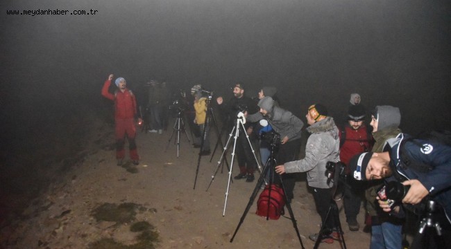 FOTOĞRAF TUTKUNLARI BU KEZ YILDIZLAR İÇİN DEKLANŞÖRE BASTI