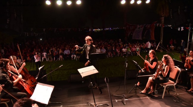 İZMİT BELEDİYESİ ODA ORKESTRASI İLK BÜYÜK KONSERİNDE BÜYÜLEDİ