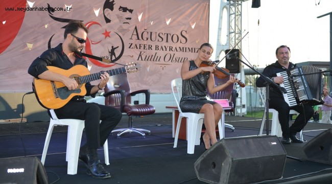 İZMİT'TE KLASİK CANLI MÜZİK VE DANS GÖSTERİMİ BÜYÜLEDİ