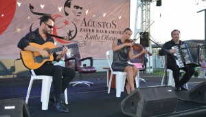 İZMİT'TE KLASİK CANLI MÜZİK VE DANS GÖSTERİMİ BÜYÜLEDİ