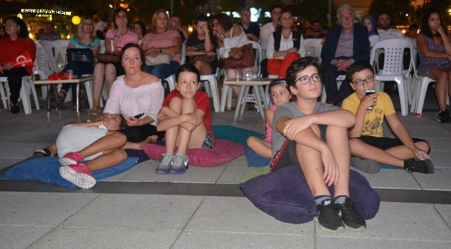 İZMİT'TE YILDIZLARIN ALTINDA FİLM GÖSTERİMİ