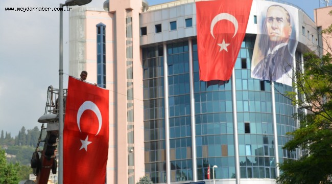 İZMİT TÜRK BAYRAKLARIYLA GİYDİRİLDİ