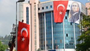 İZMİT TÜRK BAYRAKLARIYLA GİYDİRİLDİ