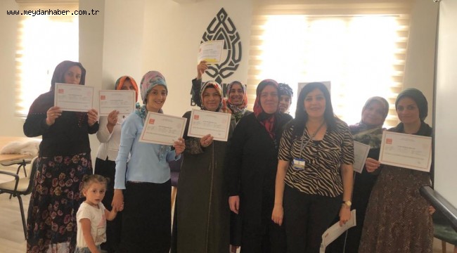 Kurslarda Başarılı Olan Kadınlar Sertifikalarını Alıyor