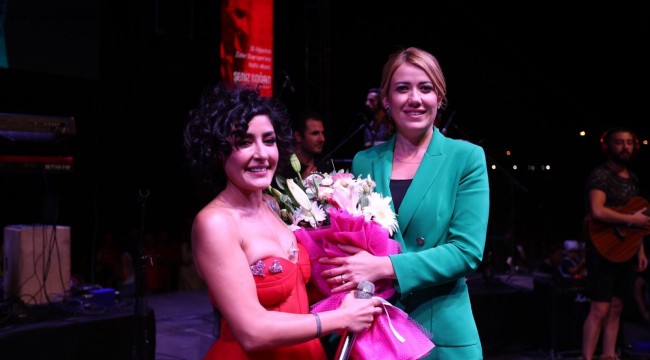 Melek Mosso Denizli'yi salladı. Fener Alayına binler katıldı…