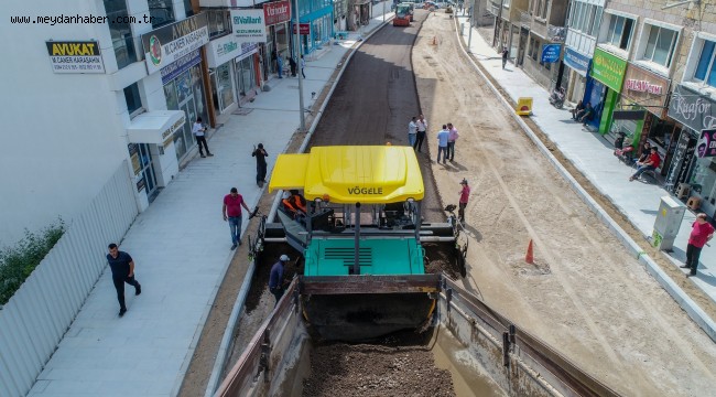 MUSTAFA PARMAKSIZ CADDESİ'NDE SICAK ASFALT SERİMİ ÖNCESİ SON HAZIRLIKLAR