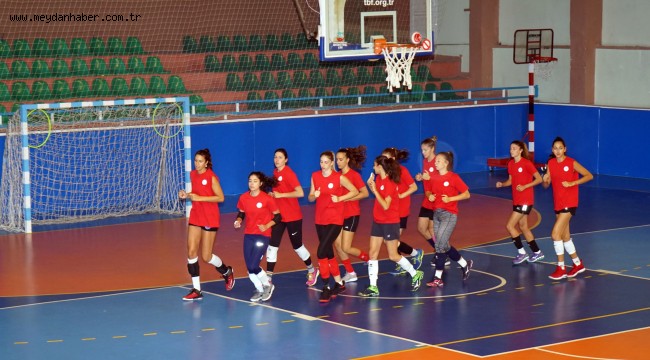 NEVŞEHİR BELEDİYESİ BAYAN VOLEYBOL TAKIMI YENİ SEZON ÖNCESİ HAZIRLIKLARINI SÜRDÜRÜYOR