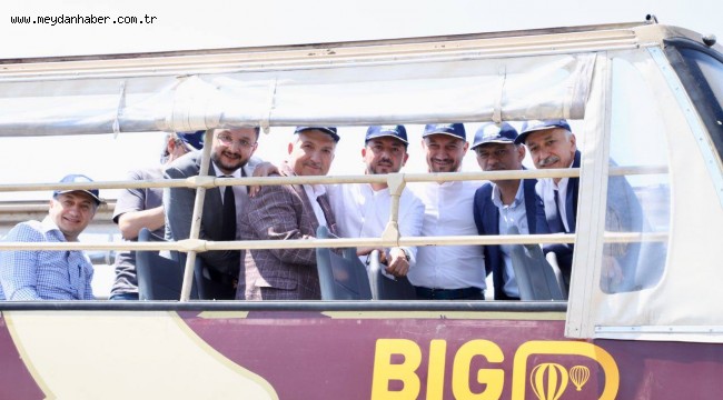 NEVŞEHİR'DE BULUNAN BAKAN YARDIMCILARI VE BELEDİYE BAŞKANLARI BİG BUS İLE ŞEHİR TURU YAPTI