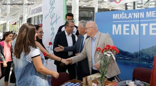 Öğrenciler, Karanfillerle karşılandı