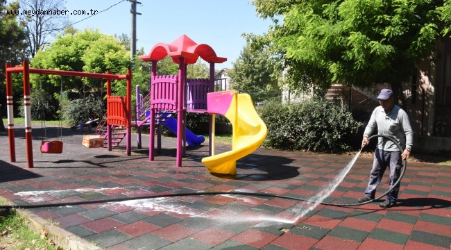 PARKLARDA TEMİZLİK VE DEZENFEKTE SÜRÜYOR