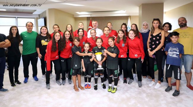 Şampiyonluk kupasını Başkan'a getirdiler